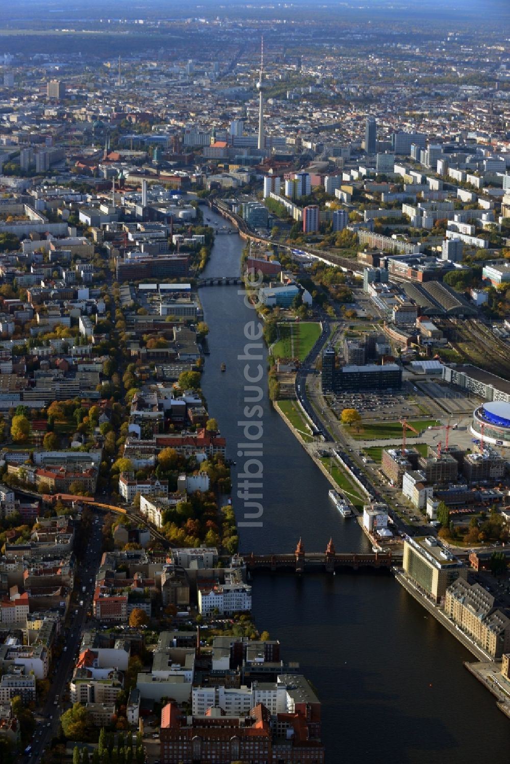 Luftaufnahme Berlin - Stadtteilansicht Berlin Friedrichshain entlang dem Spree-Verlauf Richtung Fernsehturm