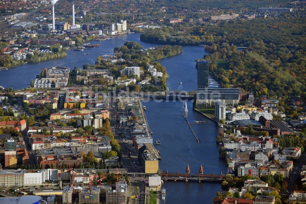 Berlin von oben - Stadtteilansicht Berlin Friedrichshain entlang dem Spree-Verlauf Richtung Treptowers Hochhaus