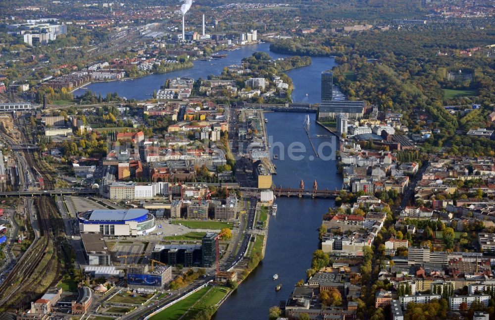 Berlin aus der Vogelperspektive: Stadtteilansicht Berlin Friedrichshain entlang dem Spree-Verlauf Richtung Treptowers Hochhaus