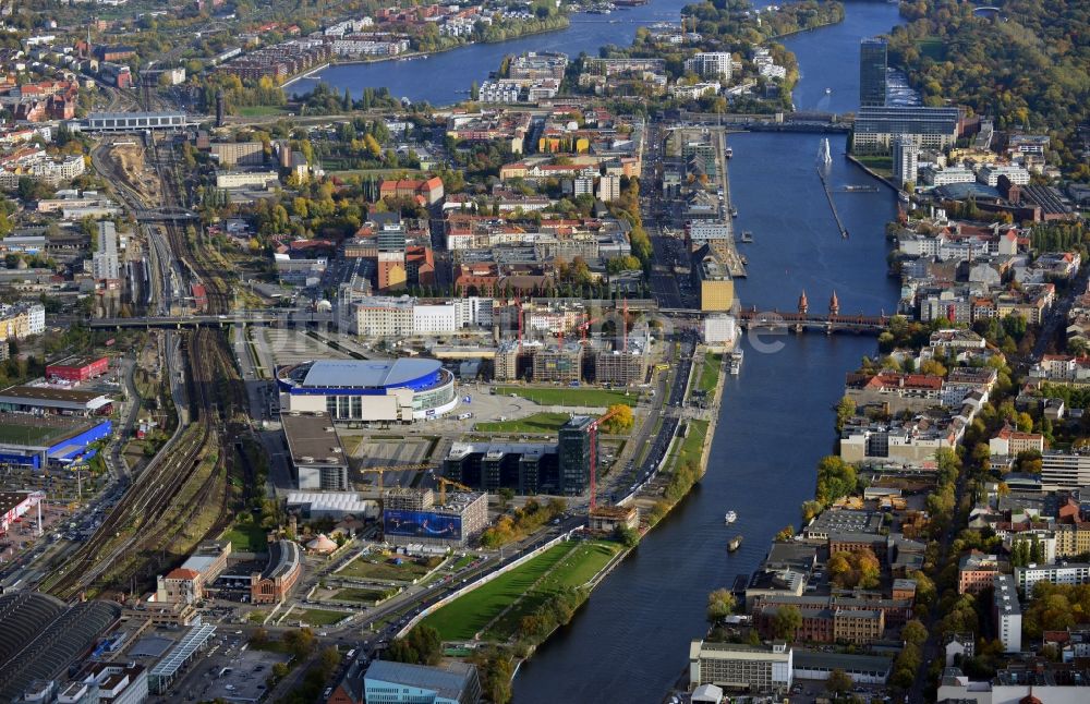 Luftbild Berlin - Stadtteilansicht Berlin Friedrichshain entlang dem Spree-Verlauf Richtung Treptowers Hochhaus