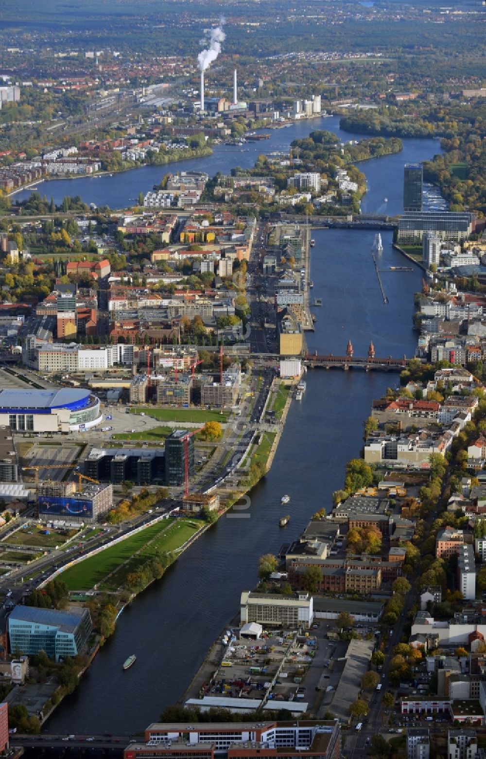 Luftaufnahme Berlin - Stadtteilansicht Berlin Friedrichshain entlang dem Spree-Verlauf Richtung Treptowers Hochhaus