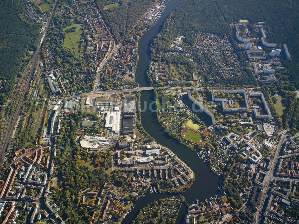 Luftaufnahme Berlin - Stadtteilansicht von Berlin-Köpenick an der Müggelspree im Bezirk Treptow-Köpenick in Berlin