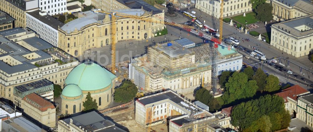 Berlin aus der Vogelperspektive: Stadtteilansicht Berlin- Mitte mit der Sanierung der Staatsoper Unter den Linden