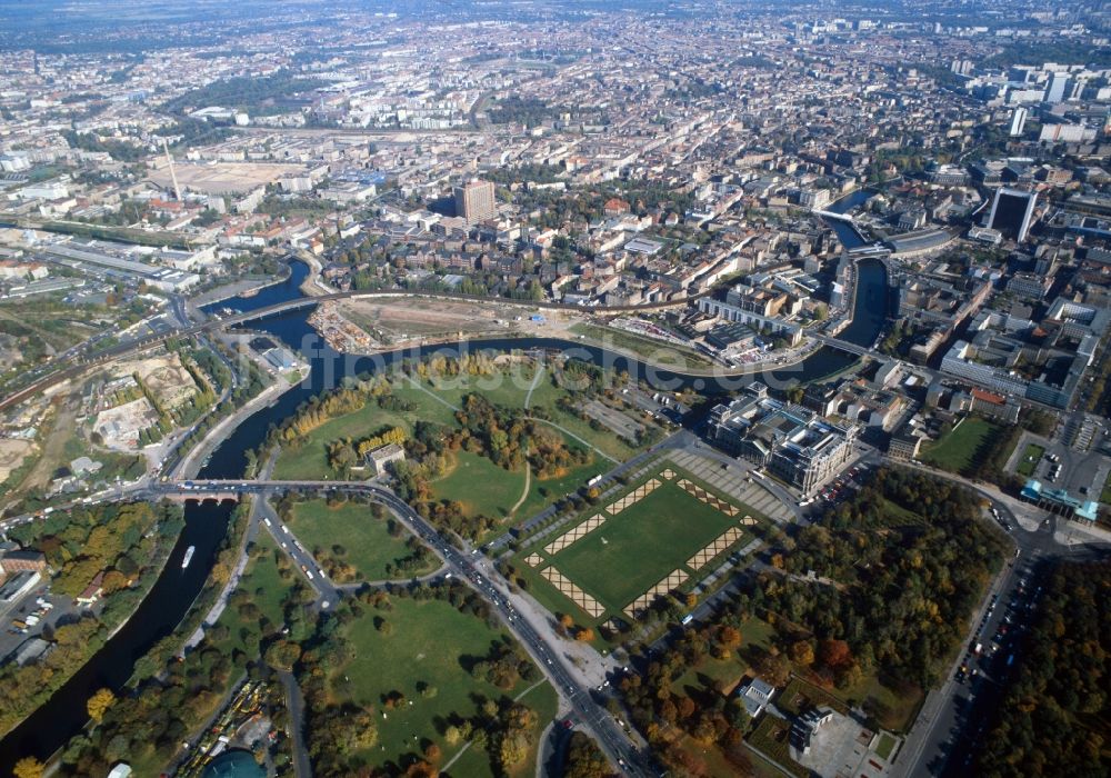 Berlin von oben - Stadtteilansicht von Berlin mit dem Reichstagsgebäude am Platz der Republik und dem Flussverlauf der Spree