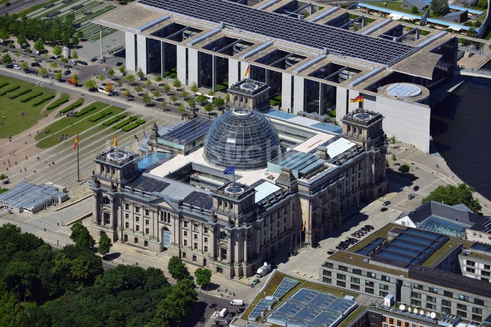 Berlin Mitte von oben - Stadtteilansicht vom Berliner Tiergarten mit dem Reichstag am Spreebogen in Berlin - Mitte