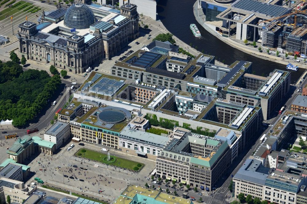 Berlin Mitte aus der Vogelperspektive: Stadtteilansicht vom Berliner Tiergarten mit dem Reichstag am Spreebogen in Berlin - Mitte