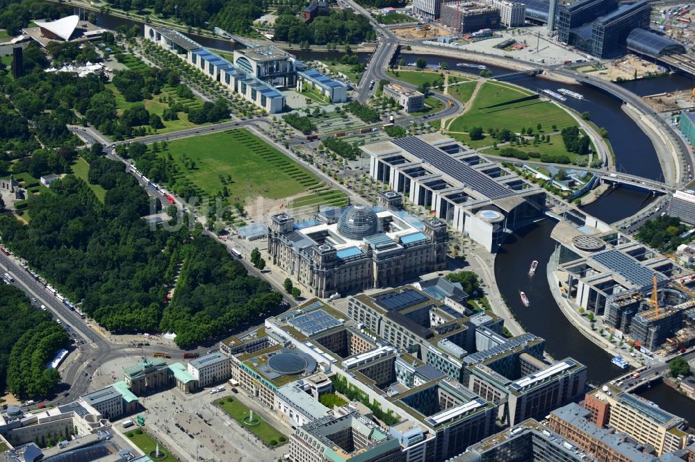 Luftbild Berlin Mitte - Stadtteilansicht vom Berliner Tiergarten mit dem Reichstag am Spreebogen in Berlin - Mitte