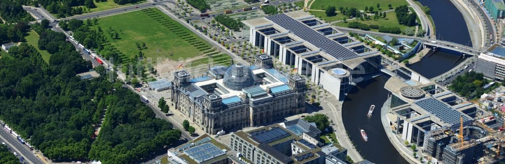 Luftaufnahme Berlin Mitte - Stadtteilansicht vom Berliner Tiergarten mit dem Reichstag am Spreebogen in Berlin - Mitte