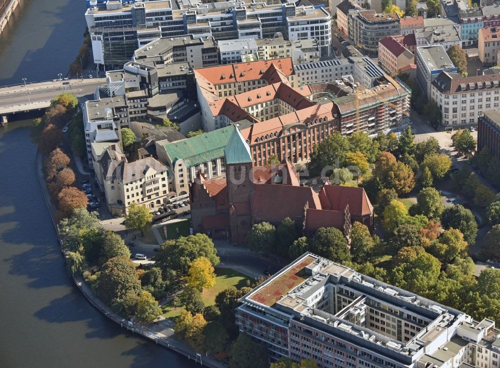 Luftaufnahme Berlin - Stadtteilansicht des Bezirkes Mitte am Märkischen Ufer des Flusses Spree in Berlin