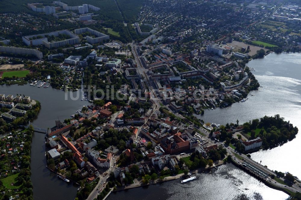 Berlin aus der Vogelperspektive: Stadtteilansicht mit Blick über die Altstadt im Berliner Stadtteil Köpenick am Ufer der Dahme und Müggelspree