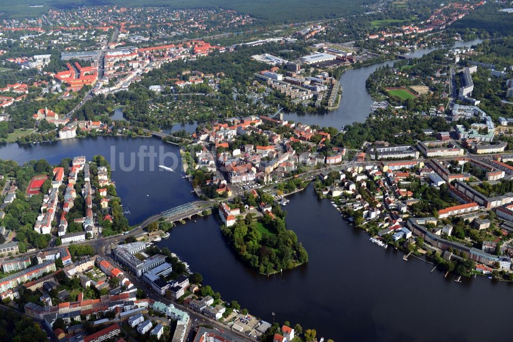 Luftbild Berlin - Stadtteilansicht mit Blick über die Altstadt im Berliner Stadtteil Köpenick am Ufer der Dahme und Müggelspree