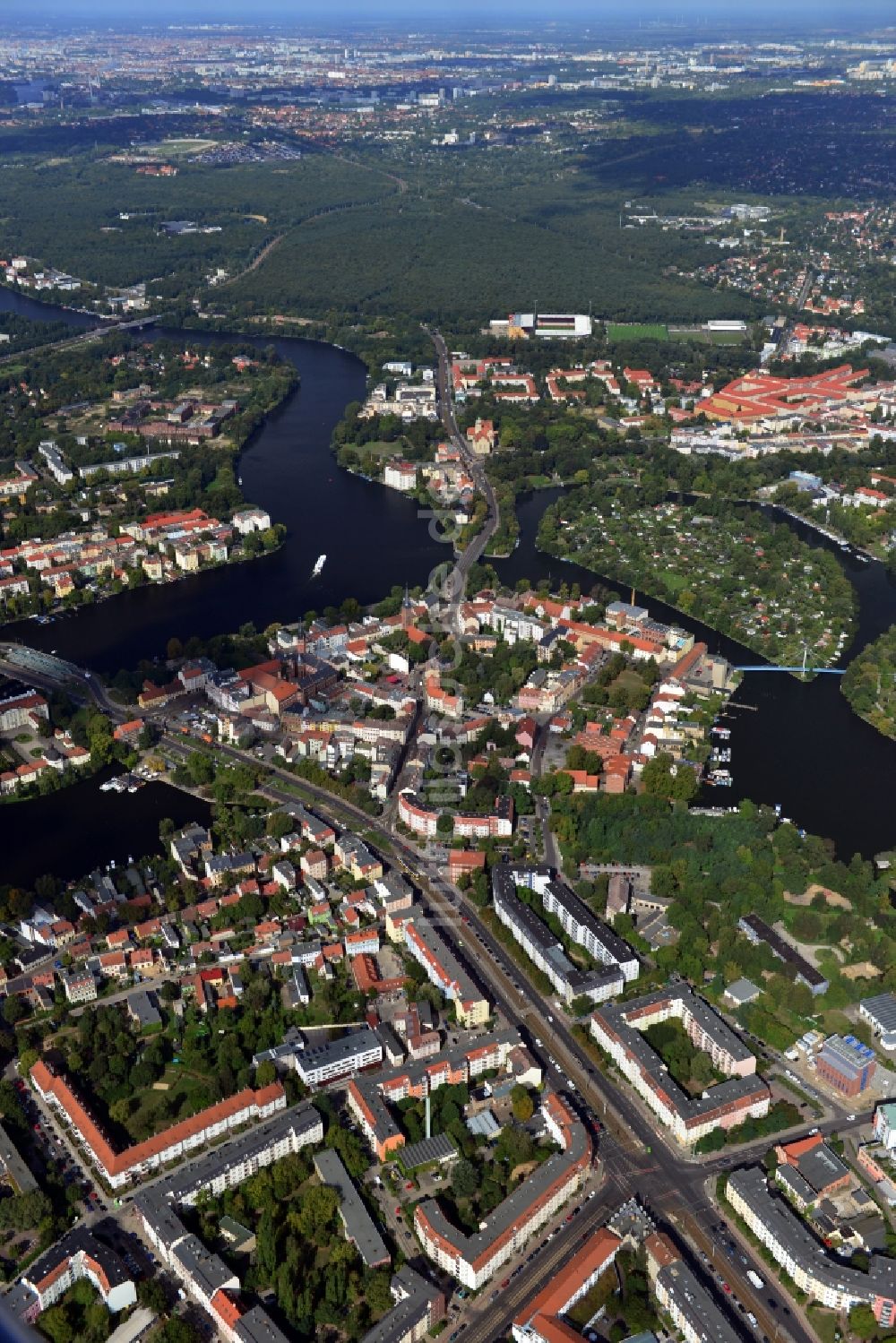 Berlin von oben - Stadtteilansicht mit Blick über die Altstadt im Berliner Stadtteil Köpenick am Ufer der Dahme und Müggelspree