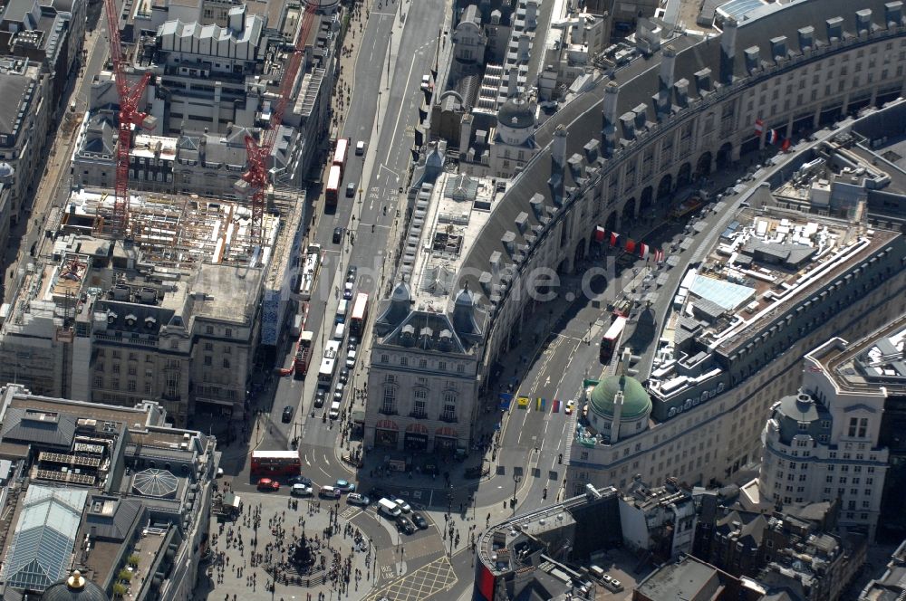 London aus der Vogelperspektive: Stadtteilansicht vom Büro- und Geschäftshausviertel im Statdtteil Greater London mit dem Gebäudekomplex Swan Gardens