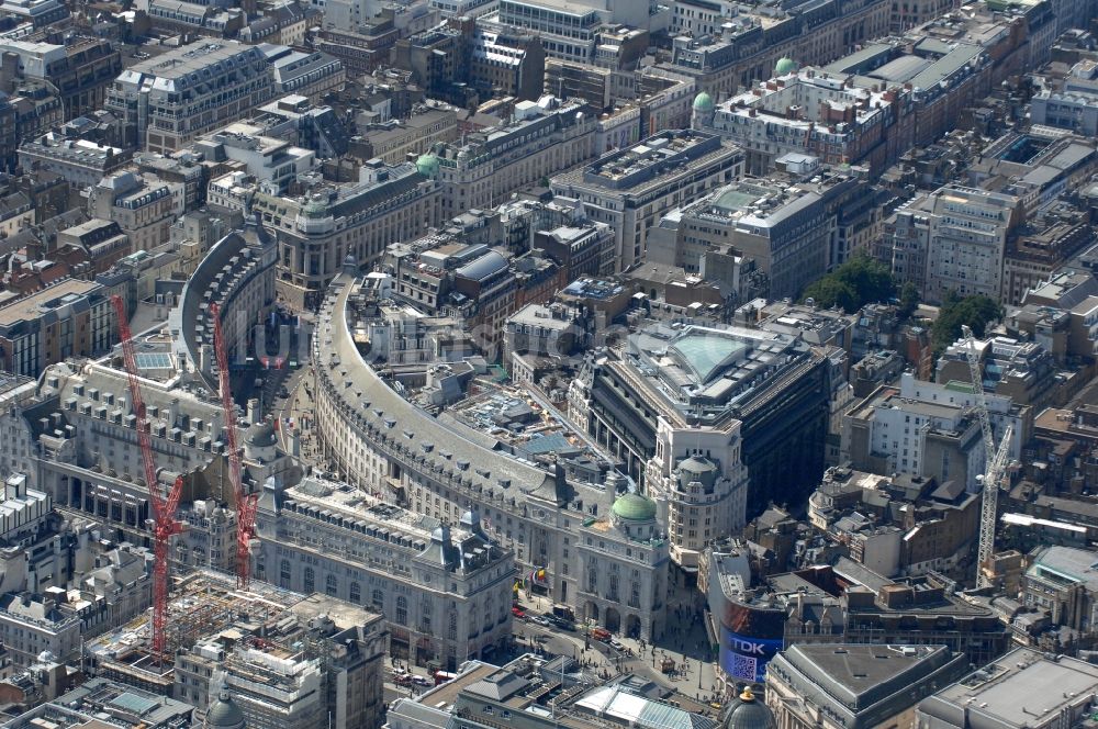 London aus der Vogelperspektive: Stadtteilansicht vom Büro- und Geschäftshausviertel im Statdtteil Greater London mit dem Gebäudekomplex Swan Gardens