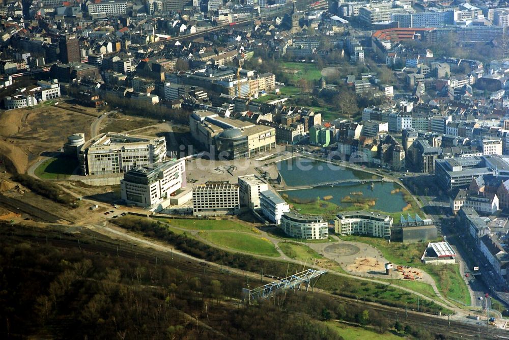 Köln von oben - Stadtteilansicht der Büro- und Verwaltungsgebäude Im Mediapark in Köln im Bundesland Nordrhein-Westfalen