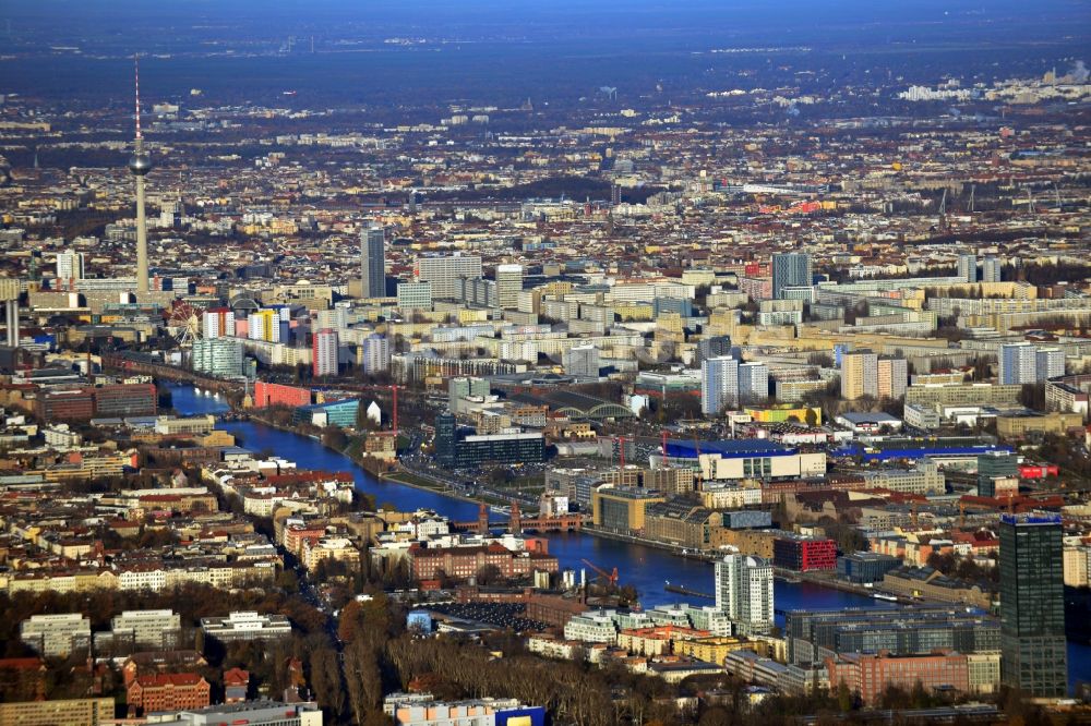 Luftbild Berlin - Stadtteilansicht entlang der Spreeufer Treptow - Friedrichshain in Richtung Mitte von Berlin