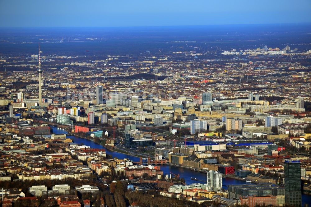 Luftaufnahme Berlin - Stadtteilansicht entlang der Spreeufer Treptow - Friedrichshain in Richtung Mitte von Berlin