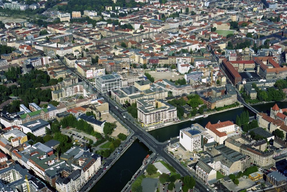 Berlin aus der Vogelperspektive: Stadtteilansicht entlang des Ufers der Spree an der Friedrichstraße in Innenstadtzentrum des Stadtteils Mitte von Berlin. Im Bild das BE Berliner Ensemble an der Reinhardtstraße, der Friedrichstadtpalast und das Gelände des Kulturzentrums in der Ruine Tac