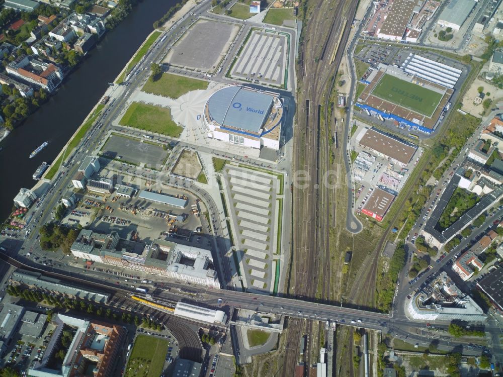 Berlin aus der Vogelperspektive: Stadtteilansicht Entwicklungsgebiet Warschauer Straße / Mühlenstraße an der O2 Arena in Berlin - Friedrichshain