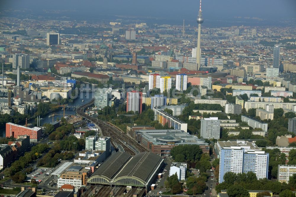 Berlin von oben - Stadtteilansicht von Friedrichshain am nördlichen Ufer der Spree in Berlin