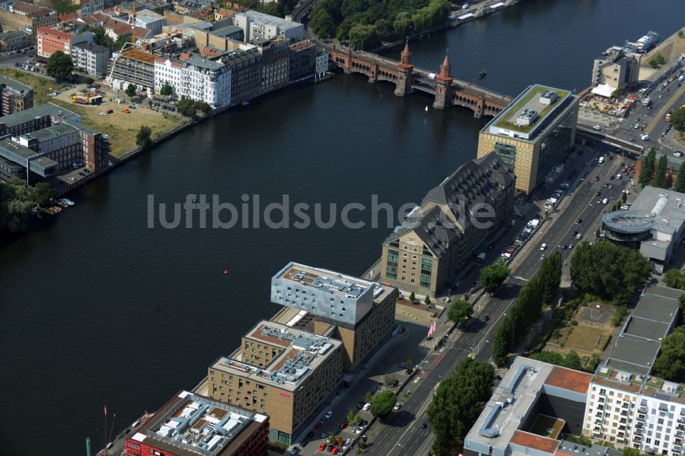 Berlin von oben - Stadtteilansicht des Gebietes um die Oberbaumbrücke und Verlauf der Spree im Bezirk Friedrichshain-Kreuzberg in Berlin