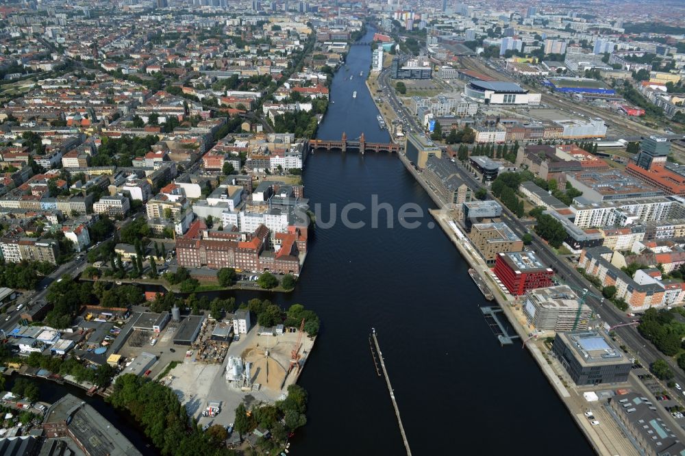 Luftbild Berlin - Stadtteilansicht des Gebietes um die Oberbaumbrücke und Verlauf der Spree im Bezirk Friedrichshain-Kreuzberg in Berlin