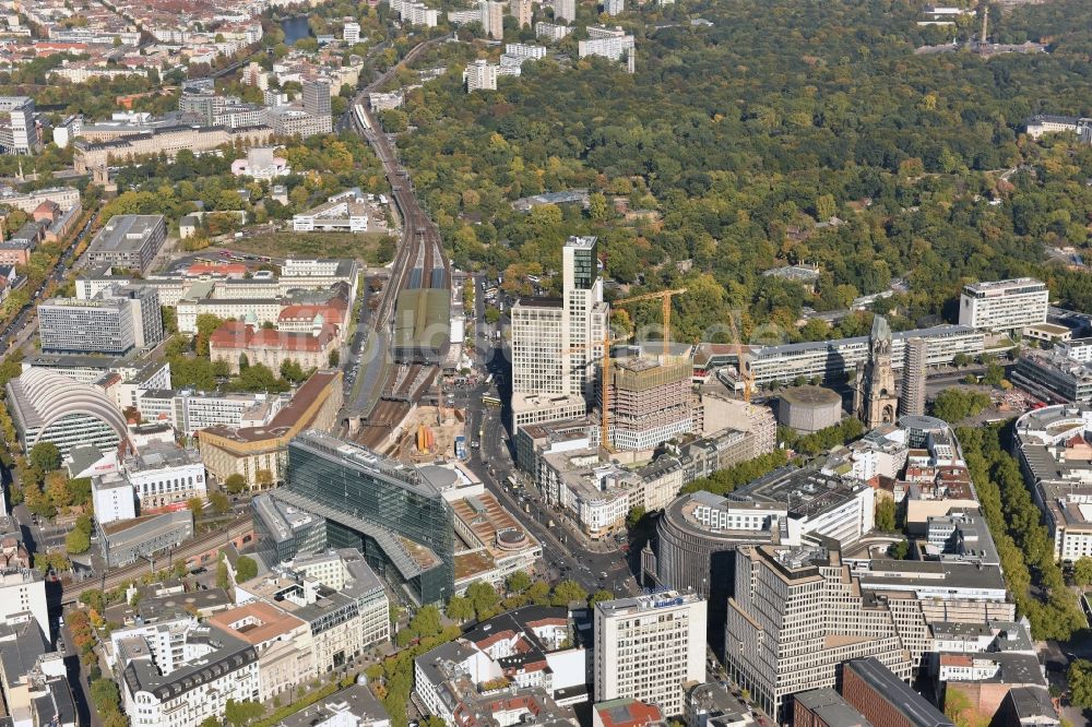 Berlin aus der Vogelperspektive: Stadtteilansicht des Gebietes im Süden des Bahnhof Berlin Zoologischer Garten (Bahnhof Zoo) im Ortsteil Charlottenburg in Berlin