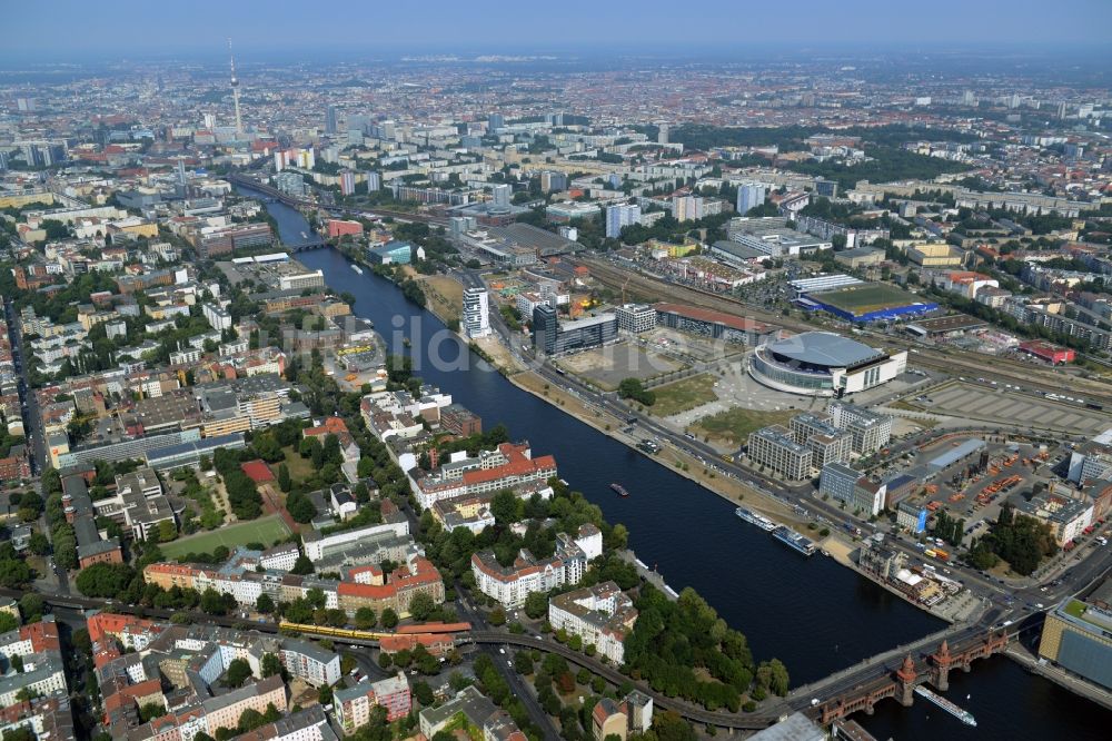 Luftaufnahme Berlin - Stadtteilansicht des Gebietes westlich der Oberbaumbrücke und Verlauf der Spree im Bezirk Friedrichshain-Kreuzberg in Berlin