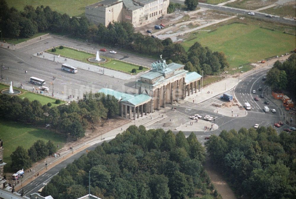 Luftaufnahme Berlin - Stadtteilansicht vom Gelände Brandenburger Tor am Pariser Platz in Berlin - Mitte - Tiergarten