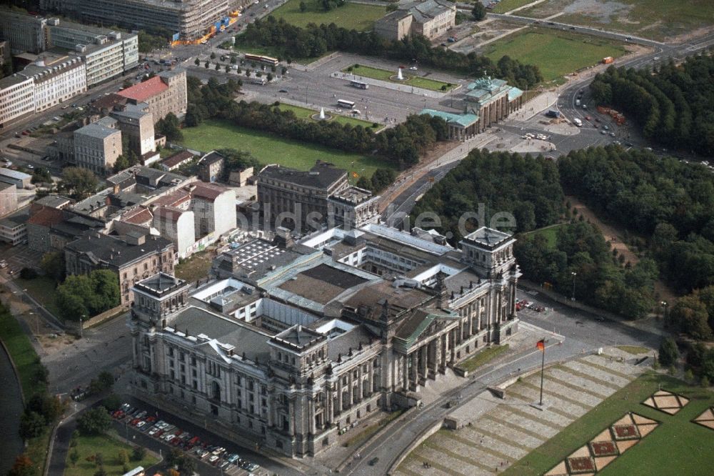 Luftbild Berlin - Stadtteilansicht vom Gelände des Reichstag und des Brandenburger Tor am Pariser Platz in Berlin - Mitte - Tiergarten