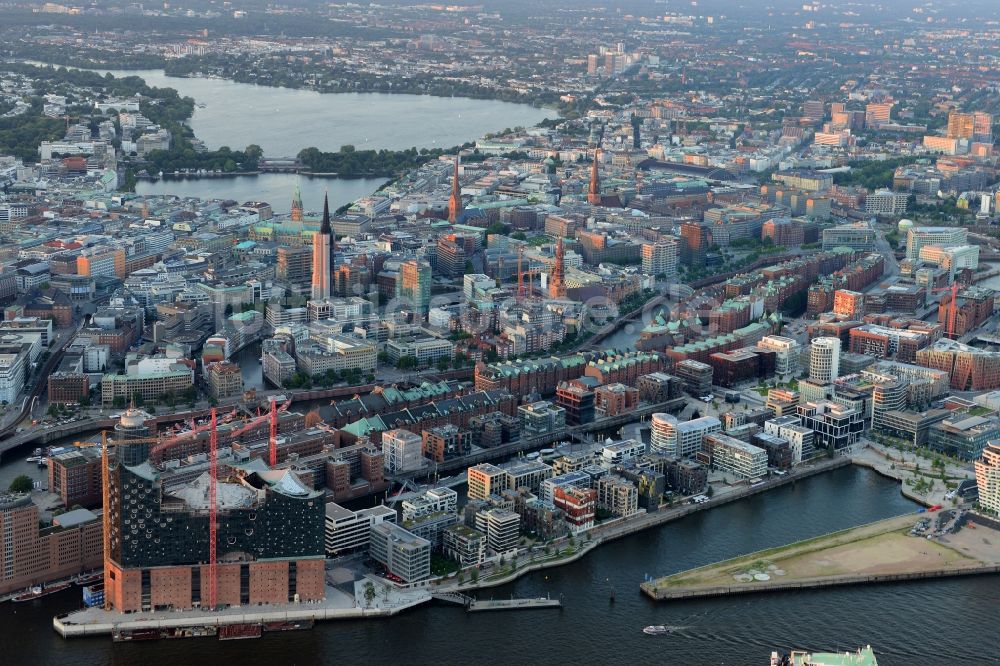 Hamburg aus der Vogelperspektive: Stadtteilansicht der HafenCity mit der Baustelle zur Elbphilharmonie und der Innenstadt von Hamburg