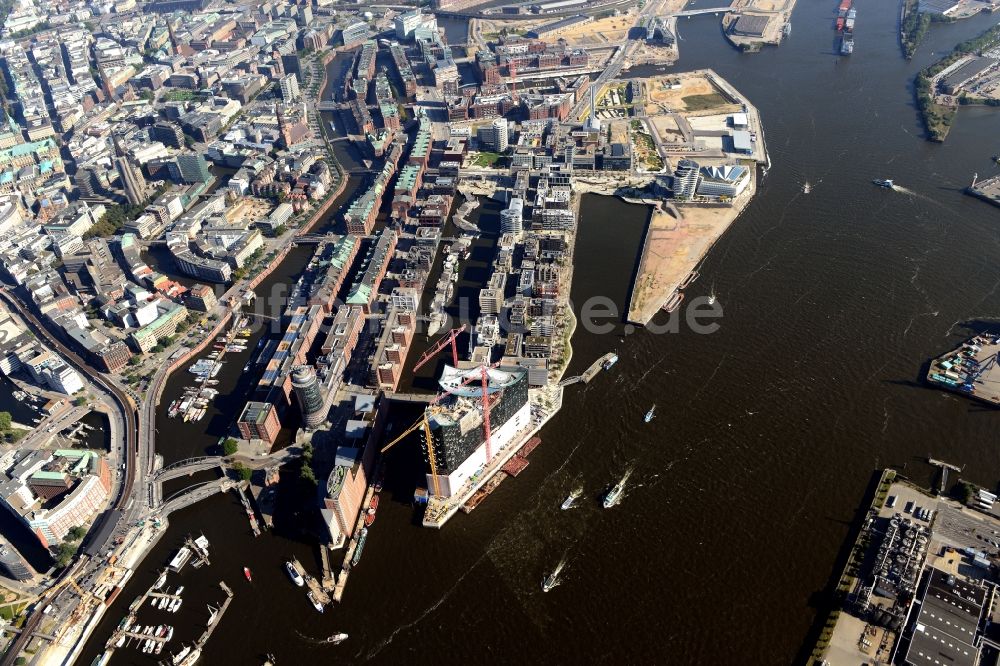 Hamburg von oben - Stadtteilansicht der HafenCity mit der Baustelle zur Elbphilharmonie und der Innenstadt von Hamburg