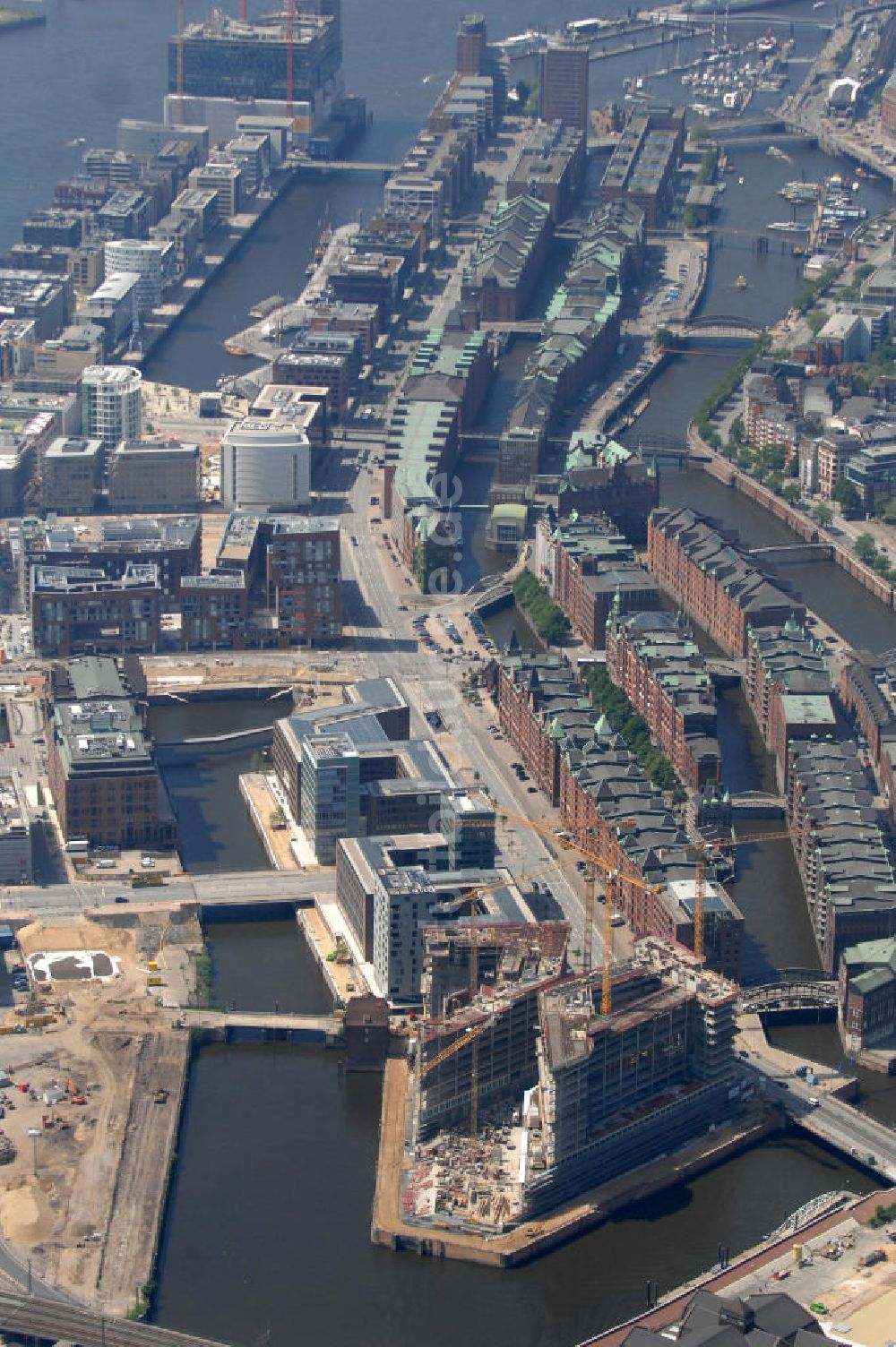 Luftbild Hamburg - Stadtteilansicht Hafencity und Speicherstadt in Hamburg