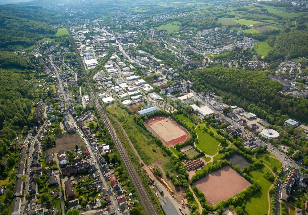 Hagen von oben - Stadtteilansicht von Haspe mit Gewerbegebiet und der Sport- und Freizeitanlage im Tal der Ennepe im Westen von Hagen im Bundesland Nordrhein-Westfalen