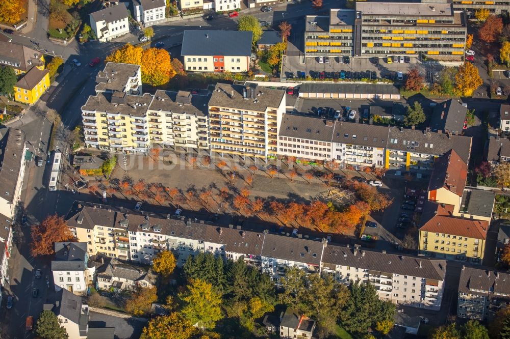 Arnsberg von oben - Stadtteilansicht des herbstlichen Gutenbergplatzes in Arnsberg im Bundesland Nordrhein-Westfalen