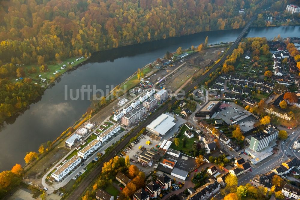 Luftaufnahme Kettwig - Stadtteilansicht des herbstlichen Kettwig am Ufer des Flusses Ruhr mit dem Industriegebiet an der Ruhrtalstraße im Bundesland Nordrhein-Westfalen