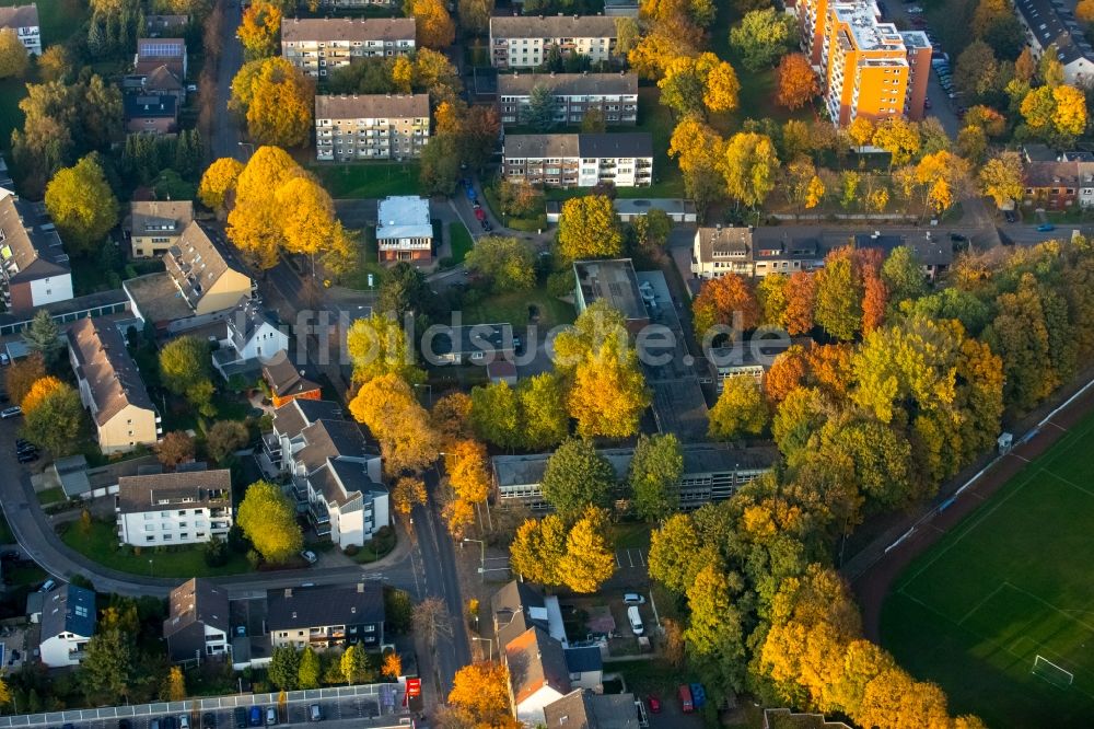 Gladbeck aus der Vogelperspektive: Stadtteilansicht des herbstlichen Ortsteils Zweckel entlang der Brunnenstraße in Gladbeck im Bundesland Nordrhein-Westfalen