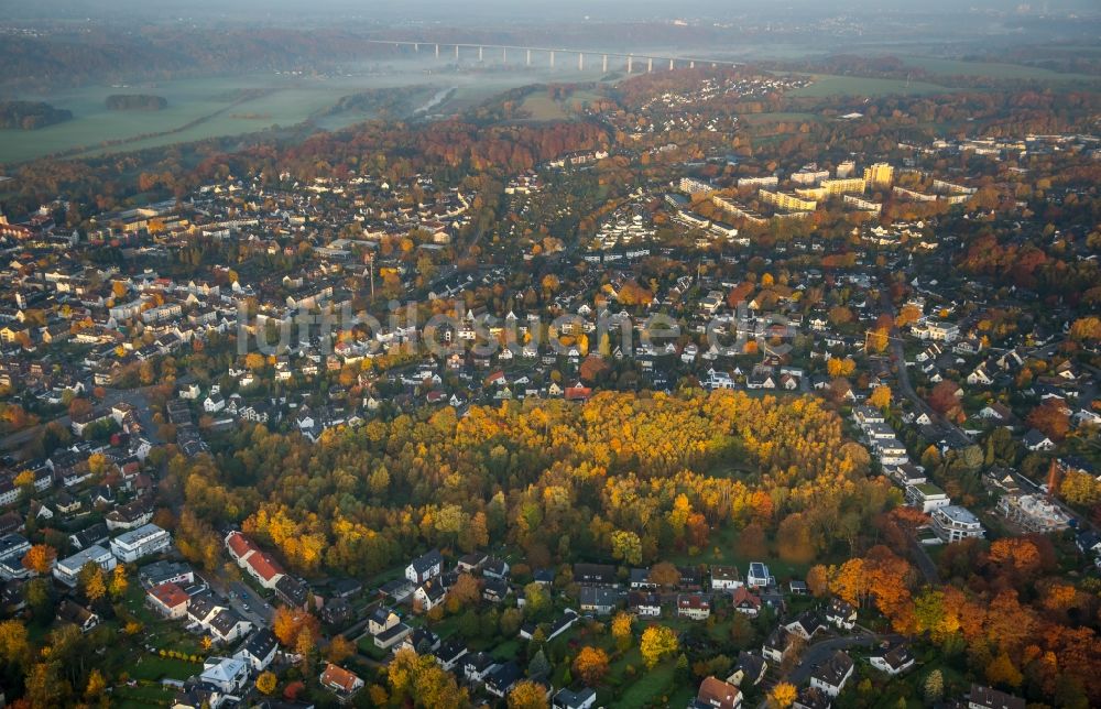 Kettwig aus der Vogelperspektive: Stadtteilansicht des herbstlichen Stadtteils Essen- Kettwig im Bundesland Nordrhein-Westfalen