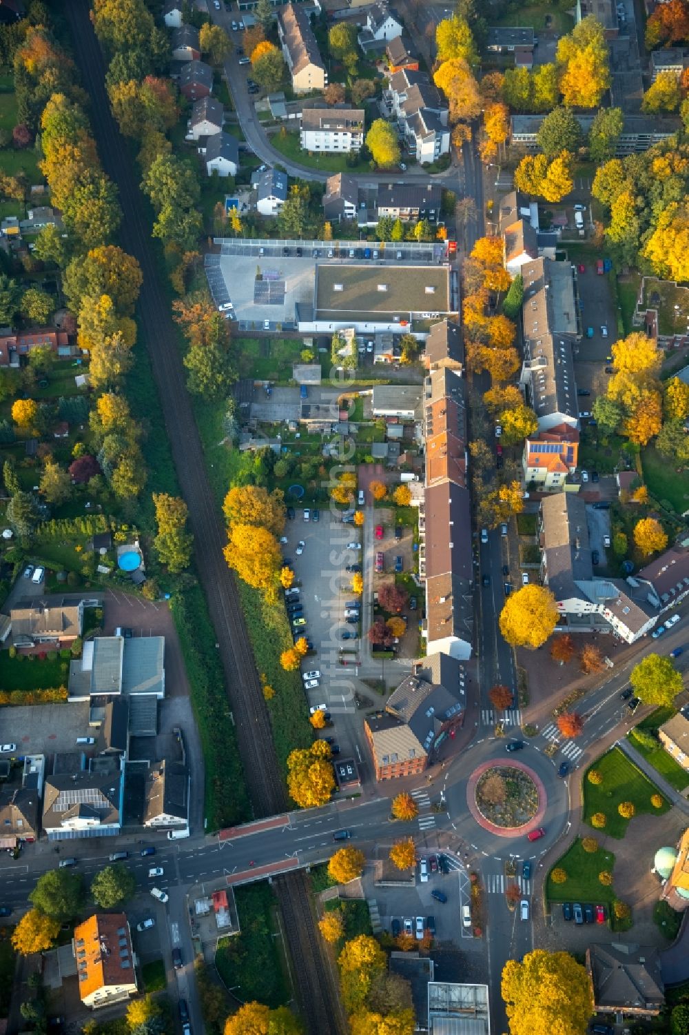 Luftbild Gladbeck - Stadtteilansicht des herbstlichen Stadtteils Zweckel entlang der Feldhauser Straße in Gladbeck im Bundesland Nordrhein-Westfalen