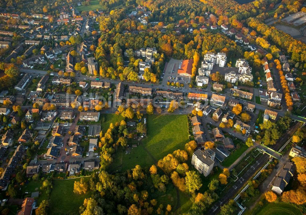 Gladbeck aus der Vogelperspektive: Stadtteilansicht des herbstlichen Stadtteils Zweckel entlang der Winkelstraße und des Scheidewegs in Gladbeck im Bundesland Nordrhein-Westfalen