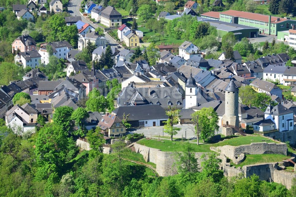 Lichtenberg von oben - Stadtteilansicht der historischen Altstadt von Lichtenberg und der Ruine von Burg Lichtenberg im Bundesland Bayern