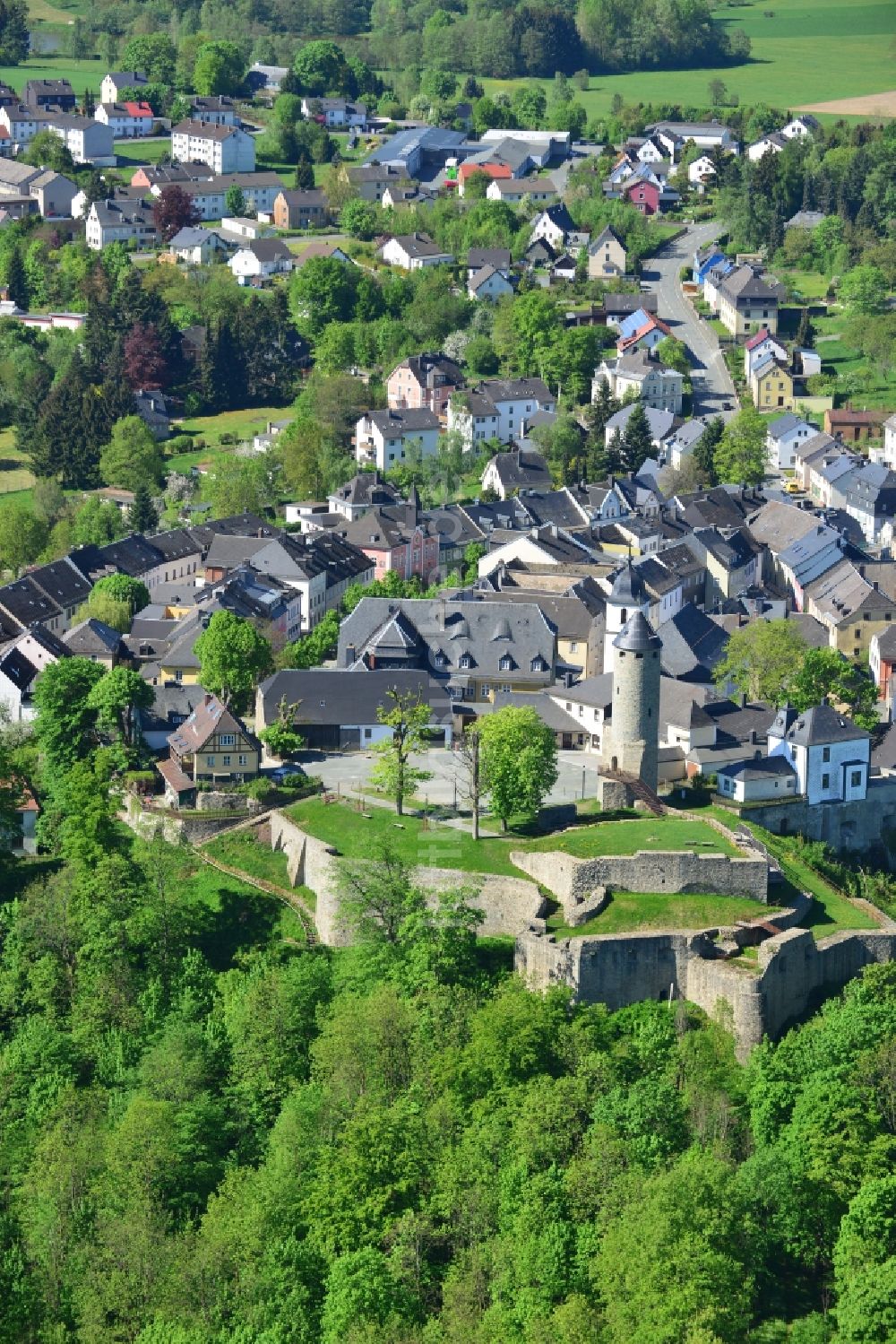 Luftbild Lichtenberg - Stadtteilansicht der historischen Altstadt von Lichtenberg und der Ruine von Burg Lichtenberg im Bundesland Bayern