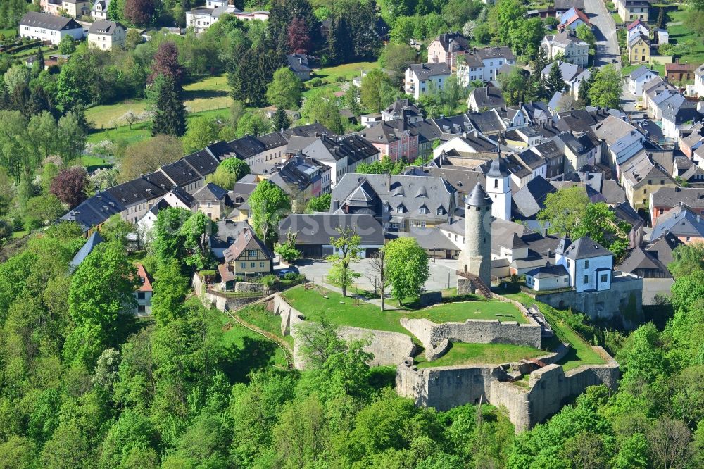 Luftaufnahme Lichtenberg - Stadtteilansicht der historischen Altstadt von Lichtenberg und der Ruine von Burg Lichtenberg im Bundesland Bayern