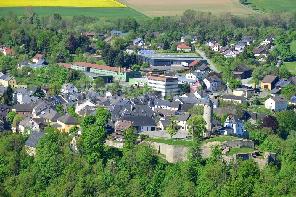 Lichtenberg aus der Vogelperspektive: Stadtteilansicht der historischen Altstadt von Lichtenberg und der Ruine von Burg Lichtenberg im Bundesland Bayern