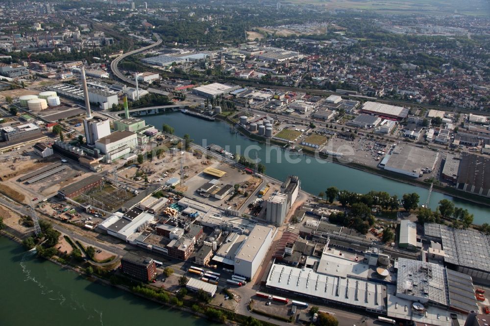 Mainz aus der Vogelperspektive: Stadtteilansicht des Industriegebietes am Rhein im Stadtteil Neustadt in Mainz im Bundesland Rheinland-Pfalz