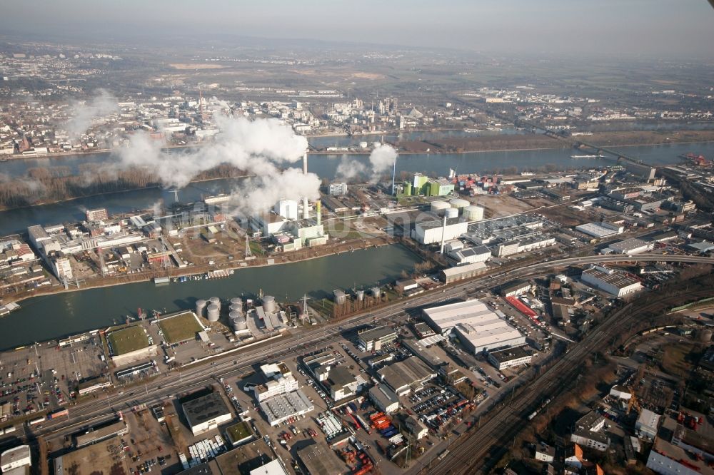 Luftaufnahme Mainz - Stadtteilansicht des Industriegebietes am Rhein im Stadtteil Neustadt in Mainz im Bundesland Rheinland-Pfalz