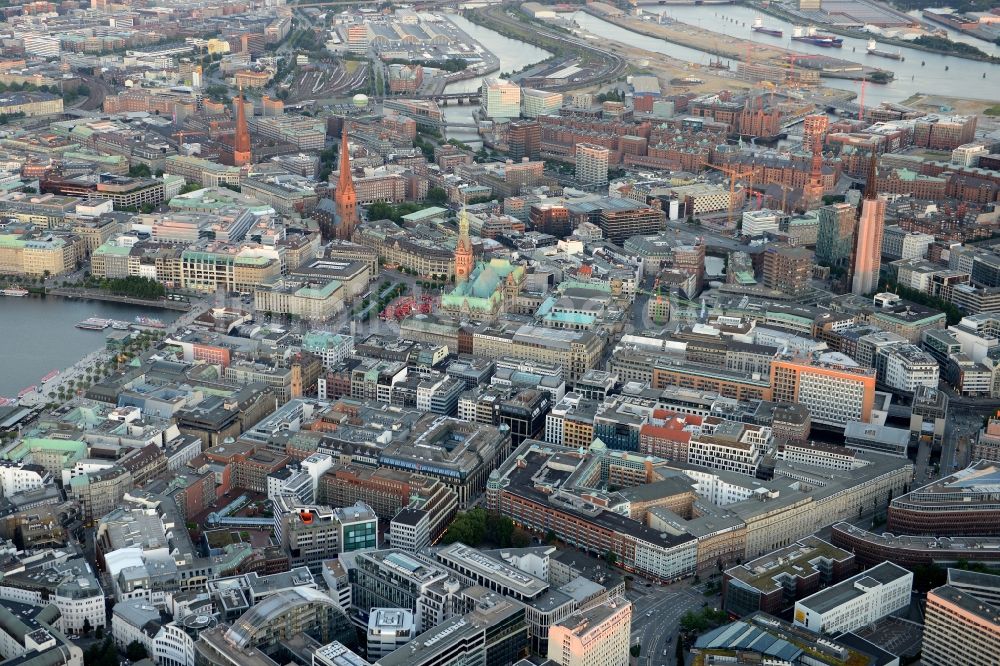 Hamburg aus der Vogelperspektive: Stadtteilansicht der Innenstadt mit dem Rathaus am Rathausmarkt- Platz in Hamburg