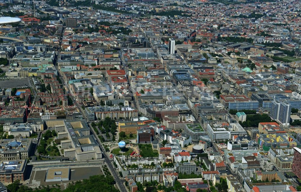 Berlin Mitte aus der Vogelperspektive: Stadtteilansicht Innenstadtbereich an den Achsen Friedrichstraße und Wilhelmstraße in Berlin Mitte