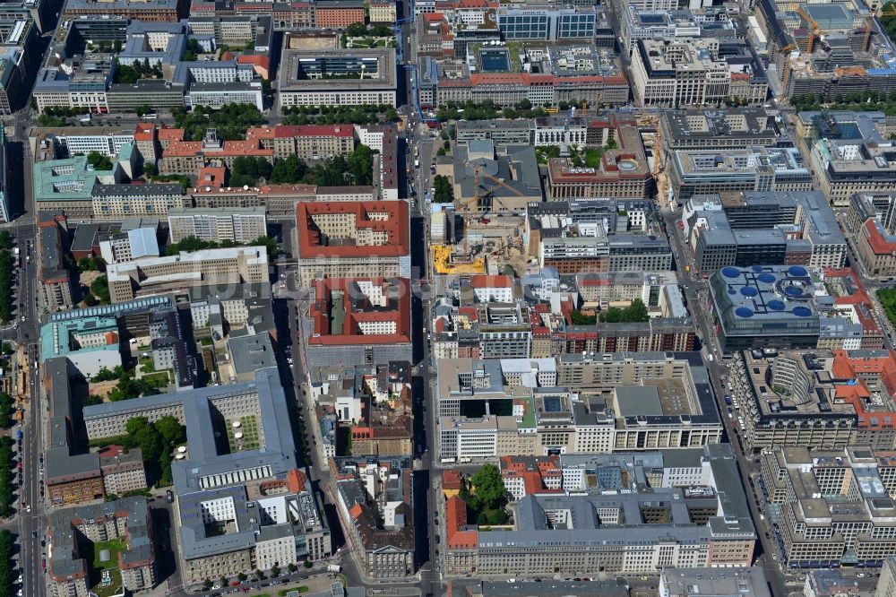 Berlin Mitte aus der Vogelperspektive: Stadtteilansicht Innenstadtbereich an der Friedrichstraße in Berlin Mitte