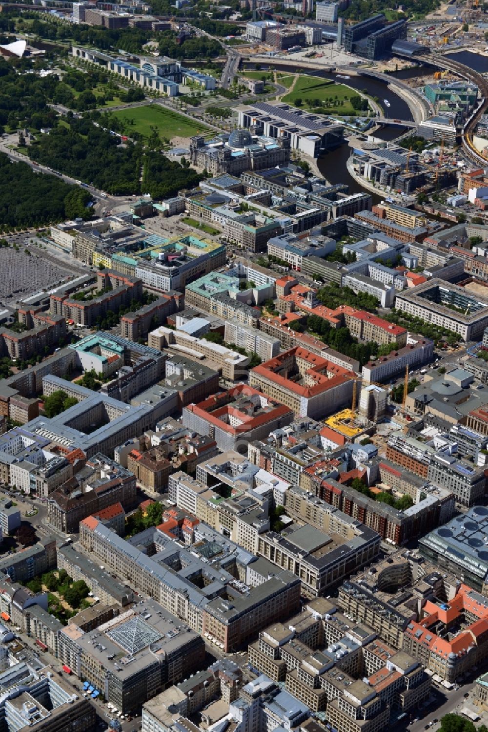 Berlin Mitte von oben - Stadtteilansicht Innenstadtbereich an der Friedrichstraße in Berlin Mitte